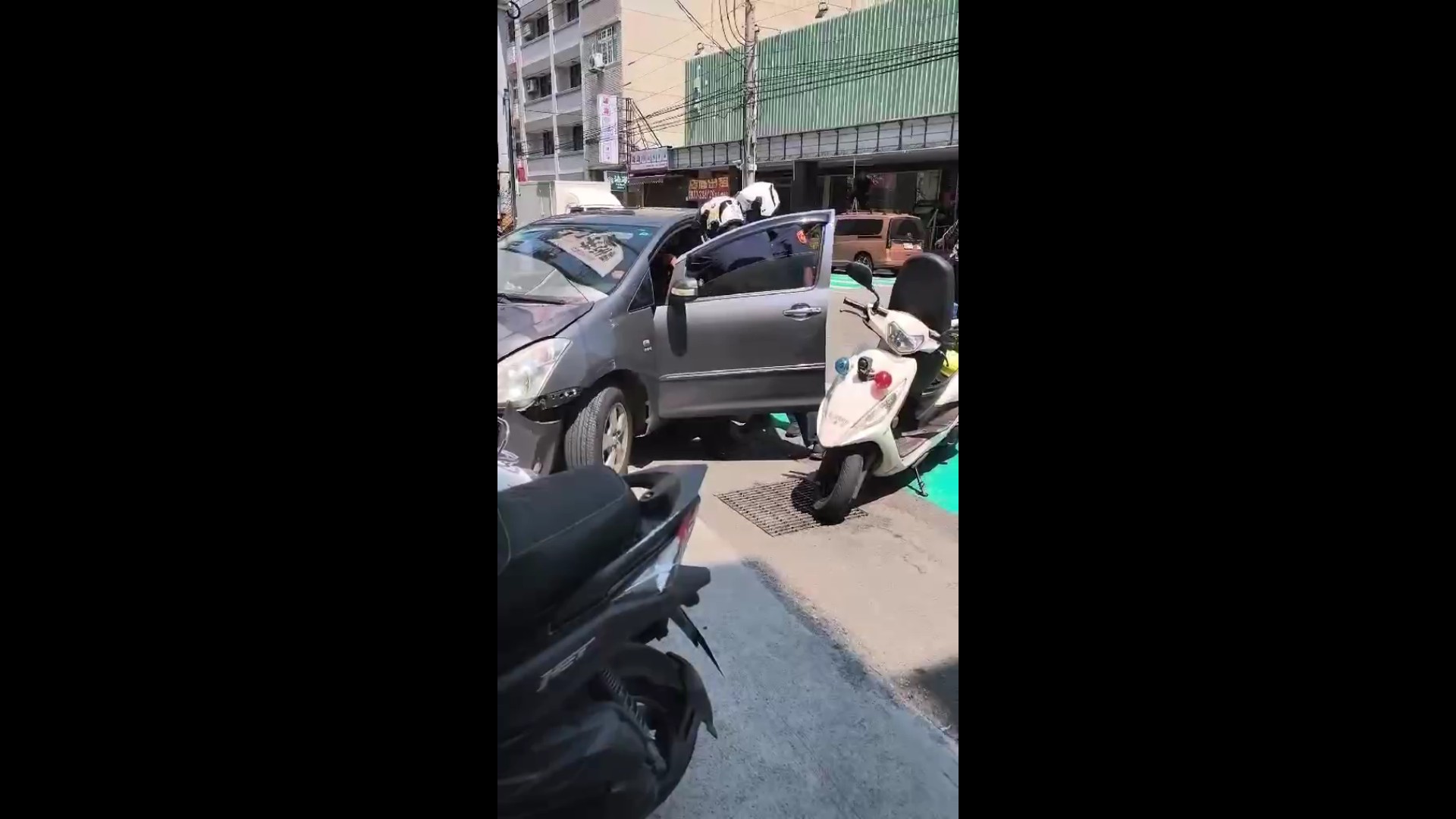 手狂抖還開車!彰化男疑毒駕撞超商 3機車遭撞倒 - https://www.watchmedia01.com