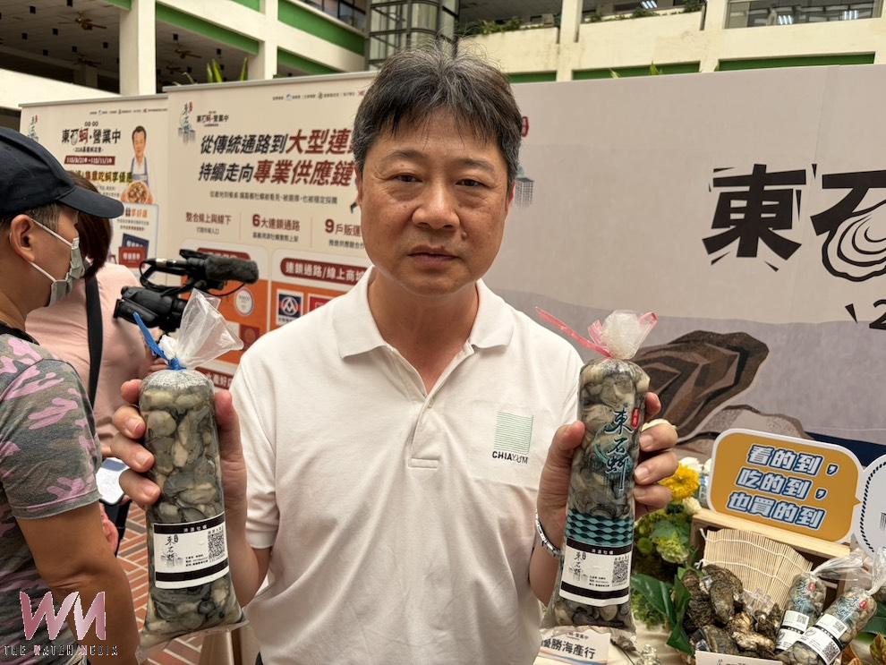 嘉義優鮮最佳代言人-翁章梁縣長攜手護理師主廚網紅陸巧因行銷「東石蚵」,邀請國人秋天來遊嘉義及品嚐美味牡蠣。(圖/記者陳惲朋攝)