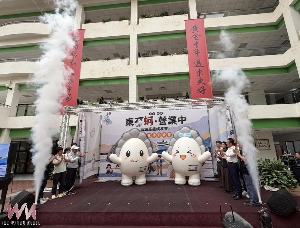 嘉義優鮮最佳代言人-翁章梁縣長攜手護理師主廚網紅陸巧因行銷「東石蚵」,邀請國人秋天來遊嘉義及品嚐美味牡蠣。(圖/記者陳惲朋攝)