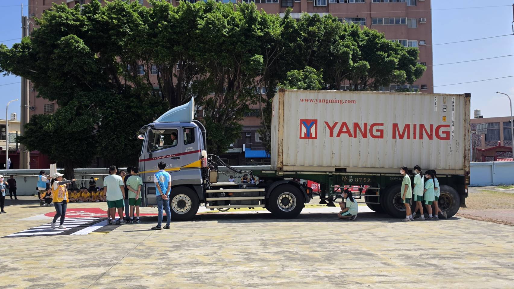 （有影片）／聯結車開進鹿港國中　學生親體驗大車內輪差危機