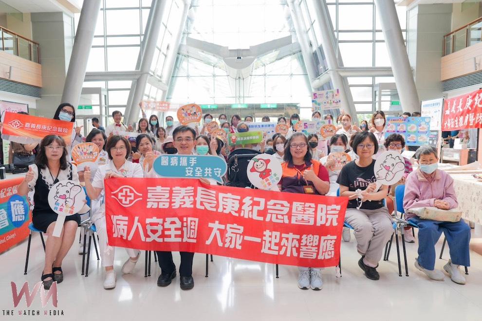 嘉義長庚醫院響應「2026年病人安全週」活動,院長楊仁宗帶領全院主管共同宣誓「醫病攜手,安全共守」,展現醫院守護病人安全的決心。(圖/長庚醫院提供)