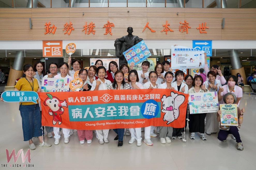 嘉義長庚醫院響應「2026年病人安全週」活動,院長楊仁宗帶領全院主管共同宣誓「醫病攜手,安全共守」,展現醫院守護病人安全的決心。(圖/長庚醫院提供)