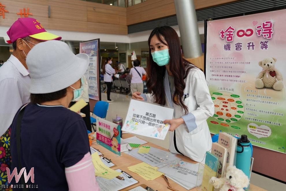 嘉義長庚醫院響應「2026年病人安全週」活動,院長楊仁宗帶領全院主管共同宣誓「醫病攜手,安全共守」,展現醫院守護病人安全的決心。(圖/長庚醫院提供)