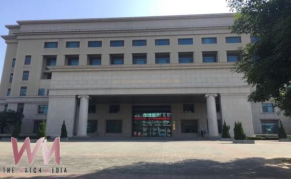 嘉義縣水上鄉某村長候選人及某宮廟主委以宮廟旅遊為名,在遊覽車上發放每人現金500元請求投票支持。遭以涉犯公職人員選舉罷免法交付賄賂罪嫌重大,向嘉義地院聲請羈押。(圖/記者陳惲朋攝)