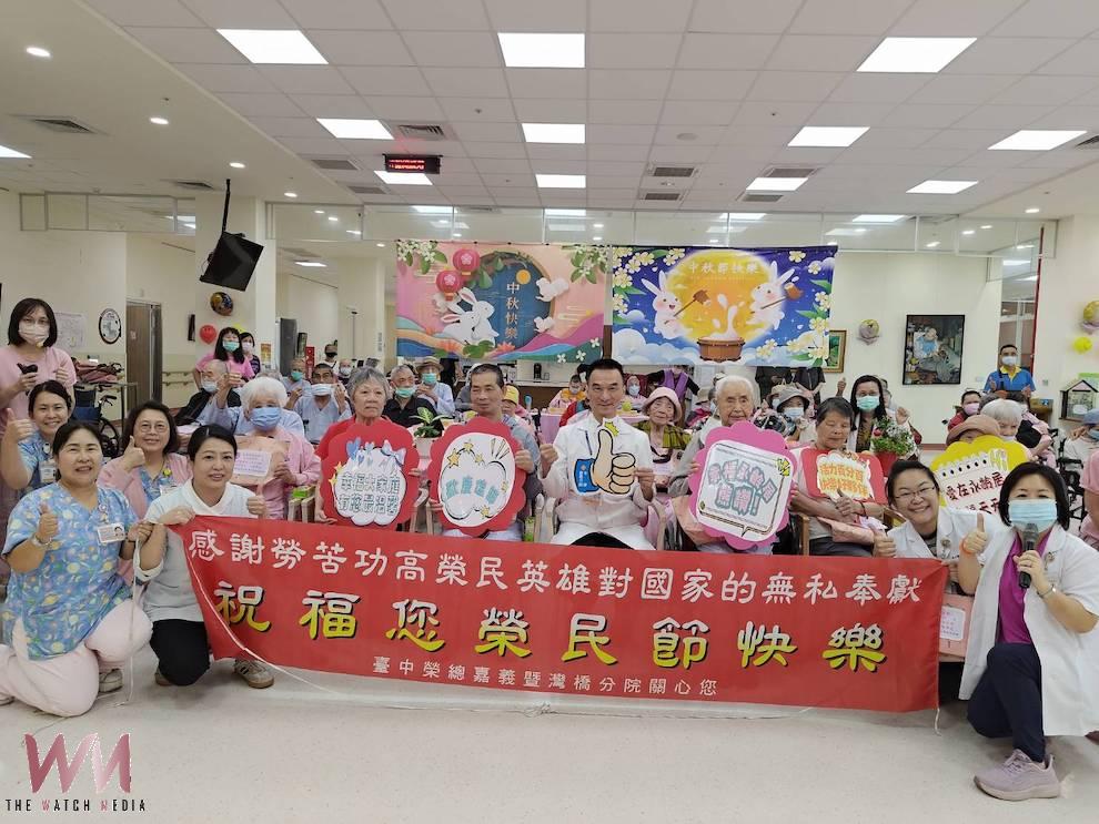 陳正榮院長帶領醫護團隊陪伴、關懷護理之家榮民(眷)長輩,悠揚樂聲、糕餅香氣與溫暖陪伴,共同交織出濃厚的中秋氣氛。(圖/嘉榮提供)