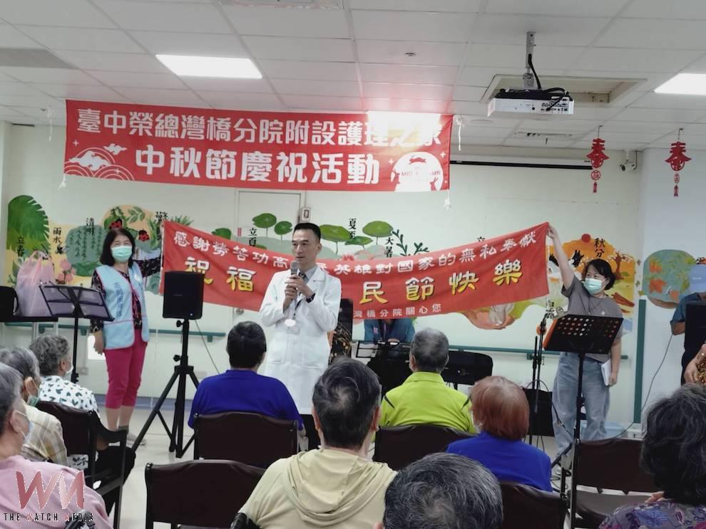 陳正榮院長帶領醫護團隊陪伴、關懷護理之家榮民(眷)長輩,悠揚樂聲、糕餅香氣與溫暖陪伴,共同交織出濃厚的中秋氣氛。(圖/嘉榮提供)
