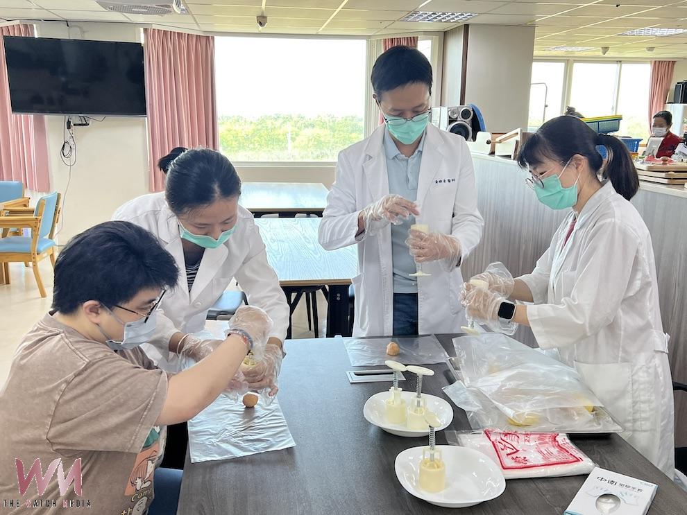 朴子醫院復健科將應景的中秋月餅手作融入職能治療,醫護們帶領病友在輕鬆、熟悉的情境中進行功能訓練,也增添中秋佳節的團圓氣氛。(圖/朴子醫院提供)