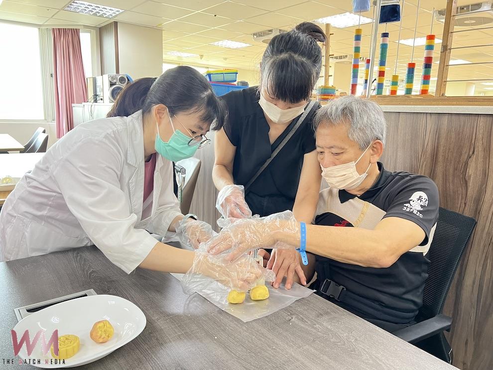 朴子醫院復健科將應景的中秋月餅手作融入職能治療,醫護們帶領病友在輕鬆、熟悉的情境中進行功能訓練,也增添中秋佳節的團圓氣氛。(圖/朴子醫院提供)