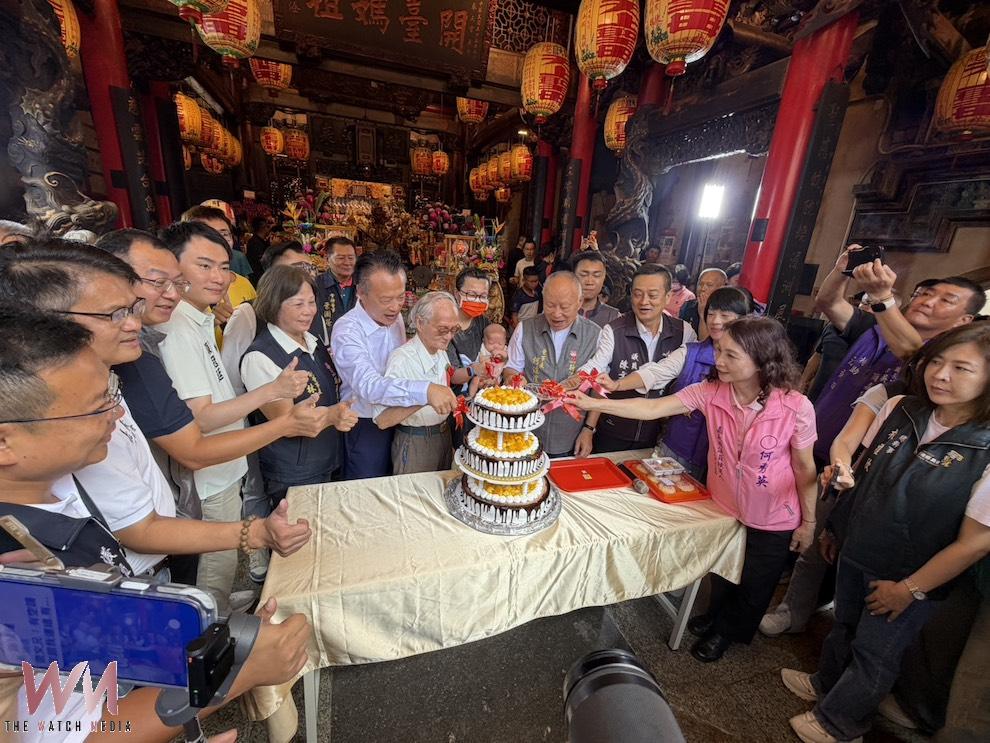 從出生2個月的襁褓嬰兒,到97歲的白髮長者,年齡跨近一世紀的契子女們共切慶生蛋糕。(圖/記者陳惲朋攝)