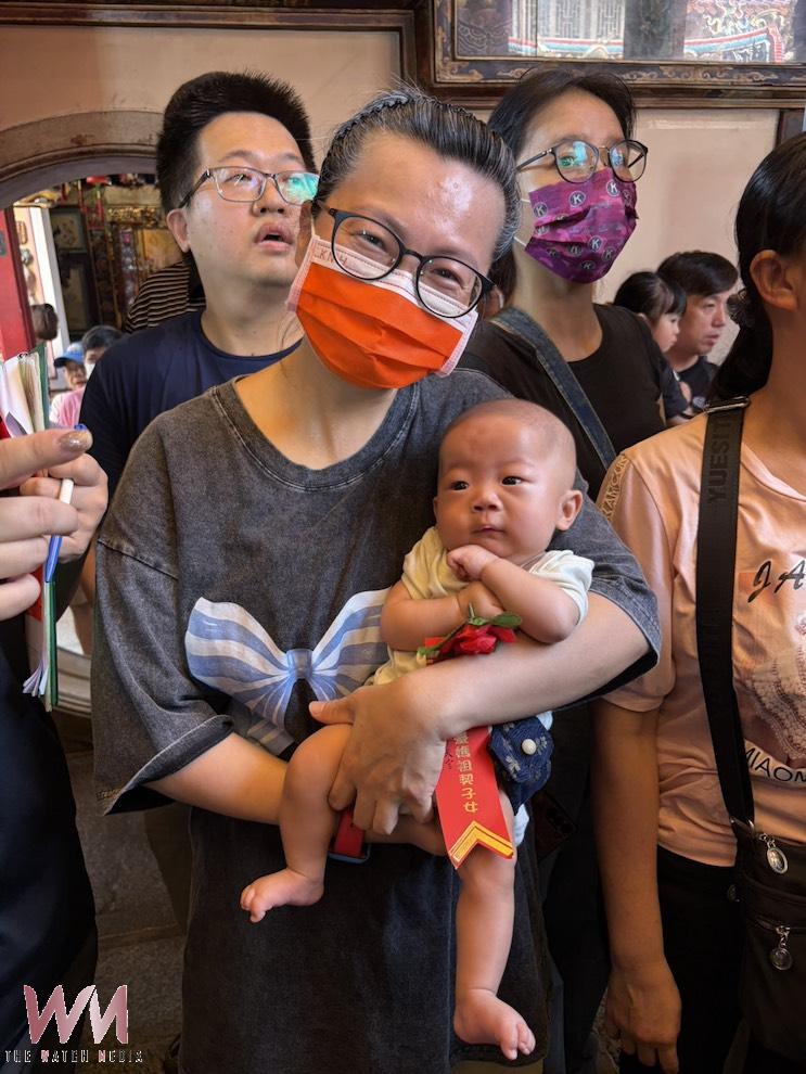 從出生2個月的襁褓嬰兒,到97歲的白髮長者,年齡跨近一世紀的契子女們共切慶生蛋糕。(圖/記者陳惲朋攝)