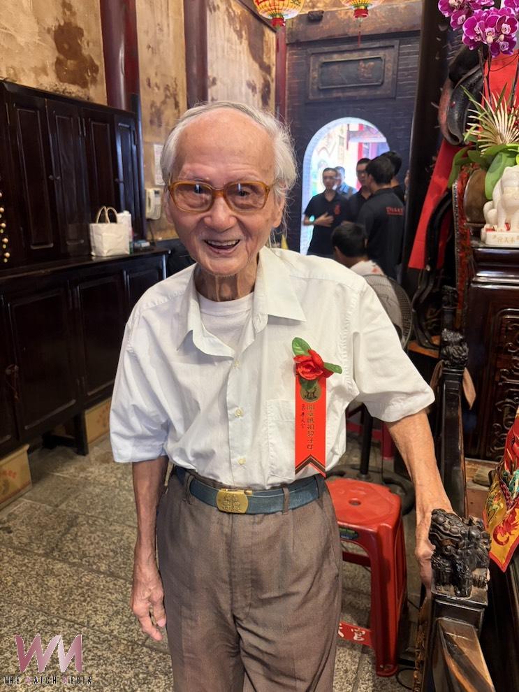 從出生2個月的襁褓嬰兒,到97歲的白髮長者,年齡跨近一世紀的契子女們共切慶生蛋糕。(圖/記者陳惲朋攝)