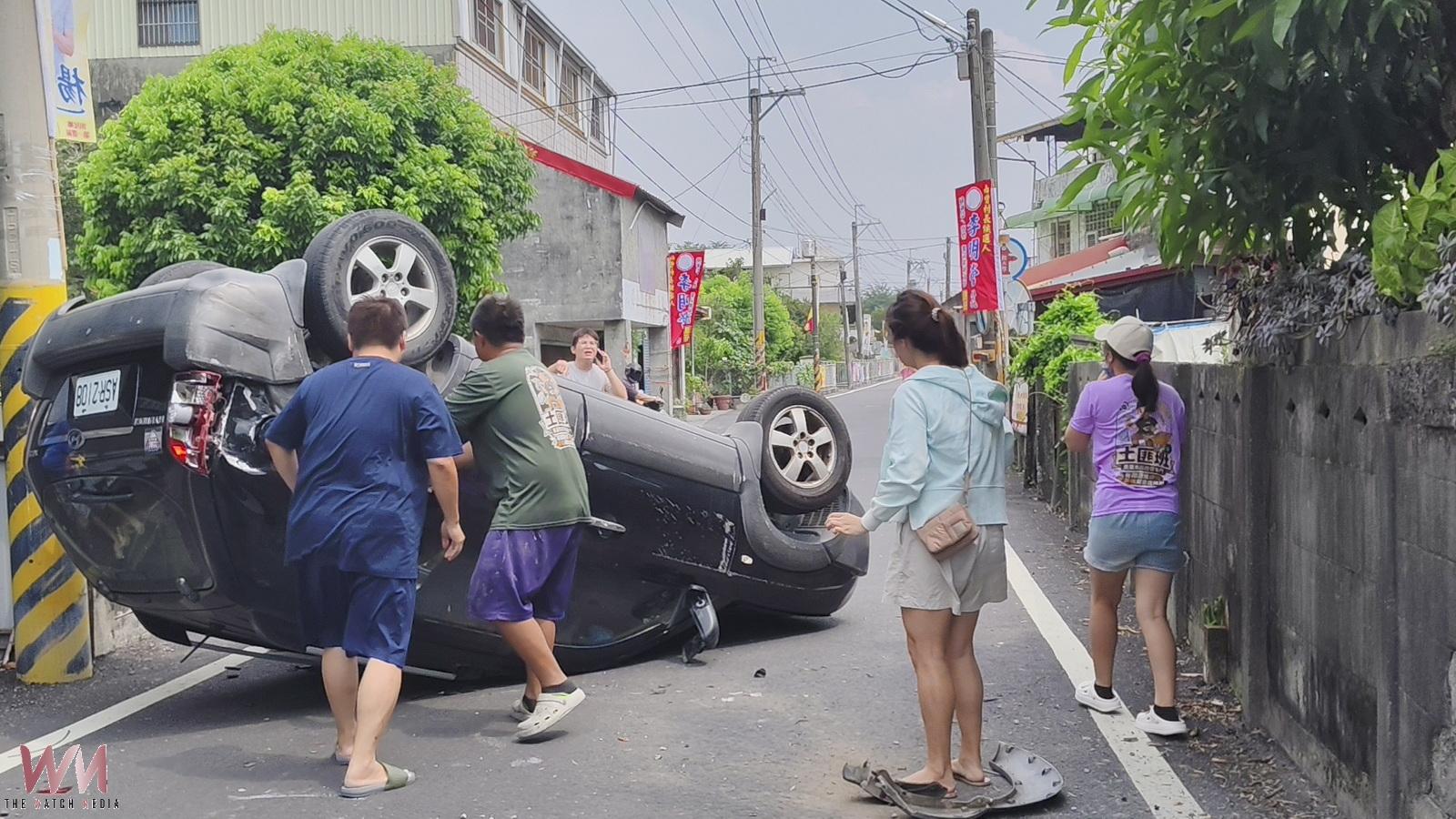 （有影片）／田尾前鄉長載妻撞車翻肚　夫妻受困消防破門救出