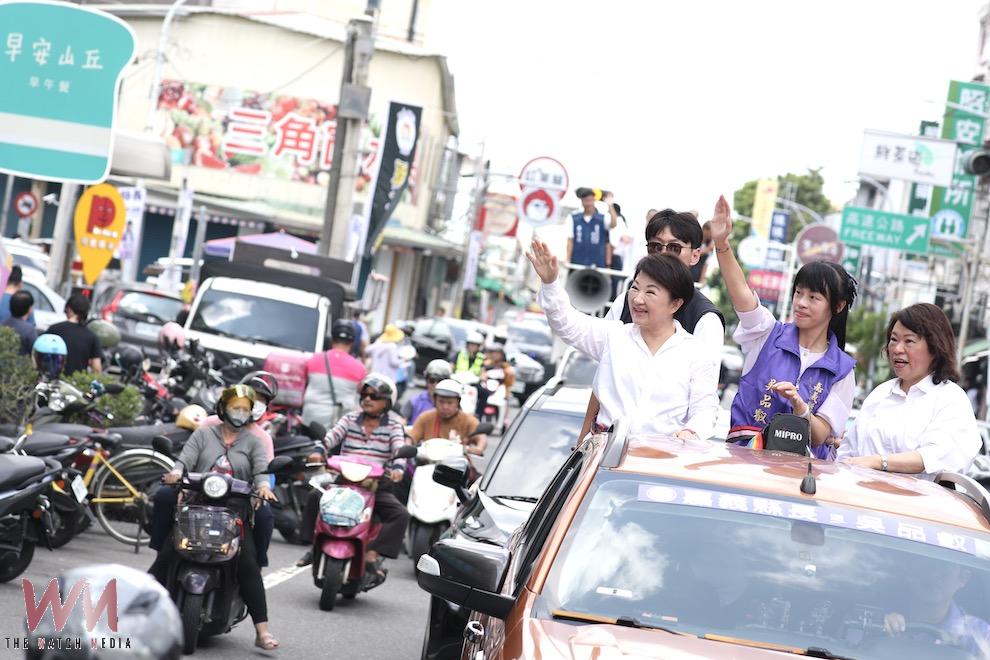 「媽媽市長」盧秀燕與「勇媽市長」黃敏惠等人聯手陪同嘉義縣長候選人吳品叡掃街拜票。(圖/吳品叡競選總部提供)