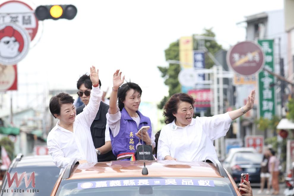 「媽媽市長」盧秀燕與「勇媽市長」黃敏惠等人聯手陪同嘉義縣長候選人吳品叡掃街拜票。(圖/吳品叡競選總部提供)