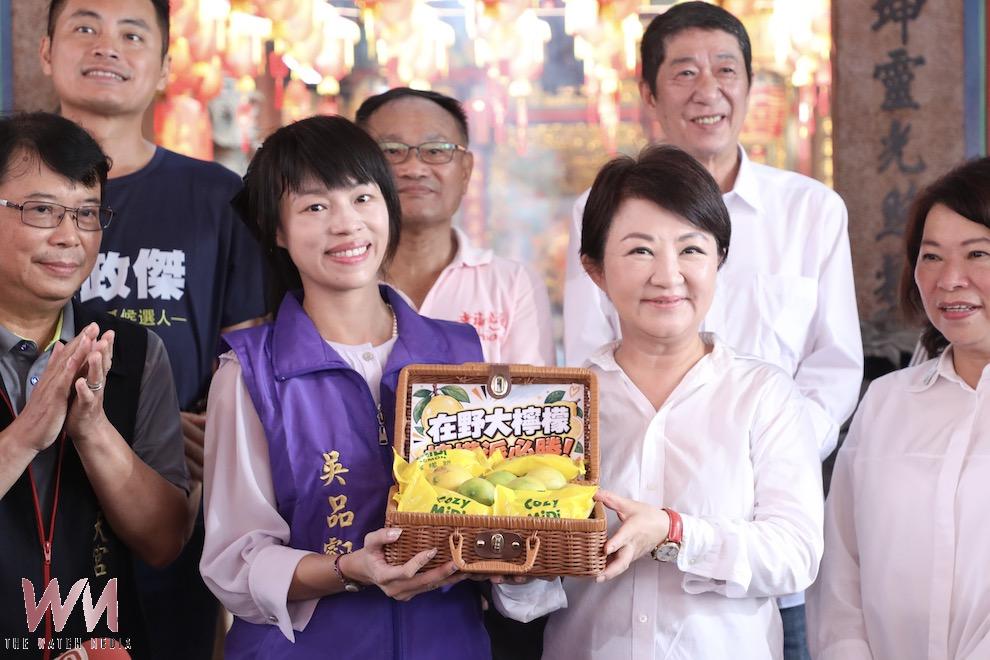 盧秀燕特別致贈台語諧音象徵「在野大聯盟,人民最大黨」的「檸檬派」,倡議在野聯盟一起攜手改變嘉義。(圖/吳品叡競選總部提供)