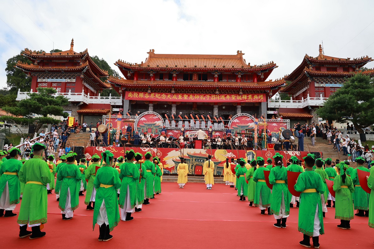 日月潭文武廟祭孔大典隆重登場　許縣長循古禮祭孔並見證公益捐贈