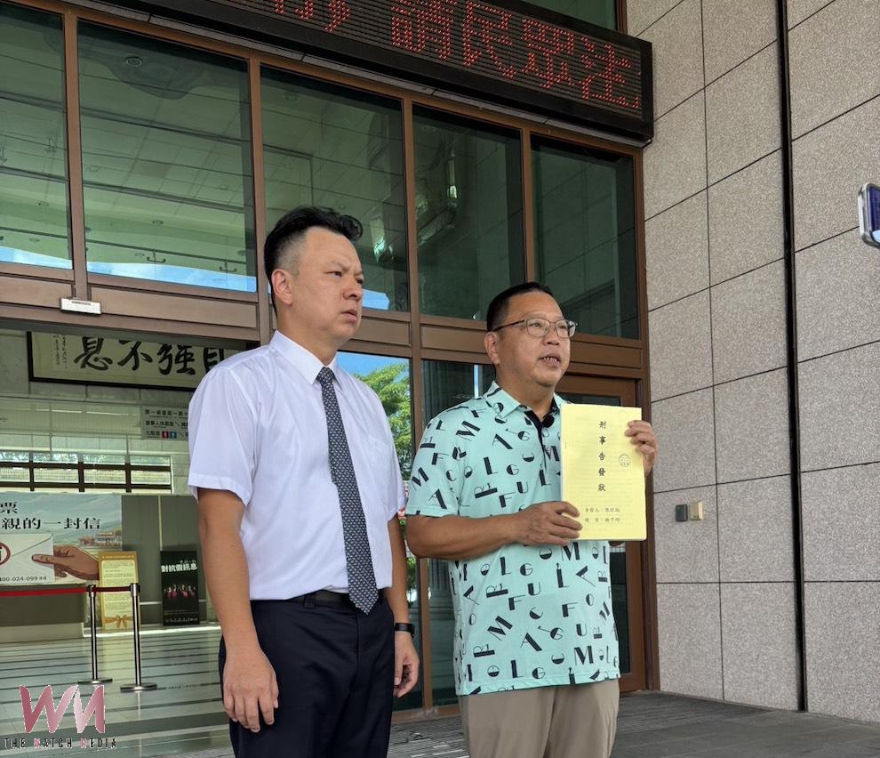 民進黨民雄鄉長候選人陳琮貽在律師陪同下,到嘉義地檢署遞狀告發,希望檢調徹查清楚。(圖/民進黨嘉義縣黨部提供)