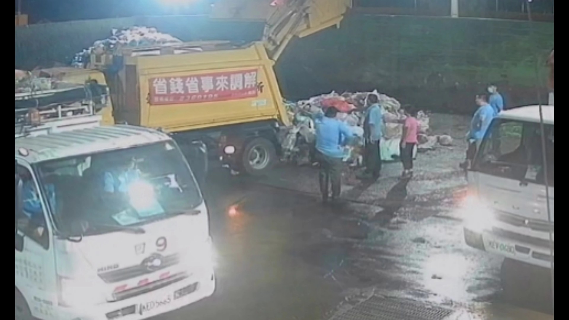 錢包誤丟垃圾車!婦人急追 20萬現金幸運找回 - https://www.watchmedia01.com