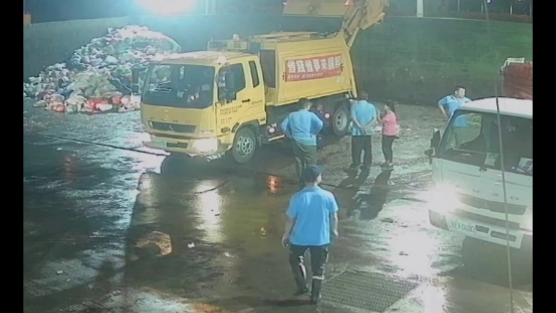 錢包誤丟垃圾車!婦人急追 20萬現金幸運找回 - https://www.watchmedia01.com