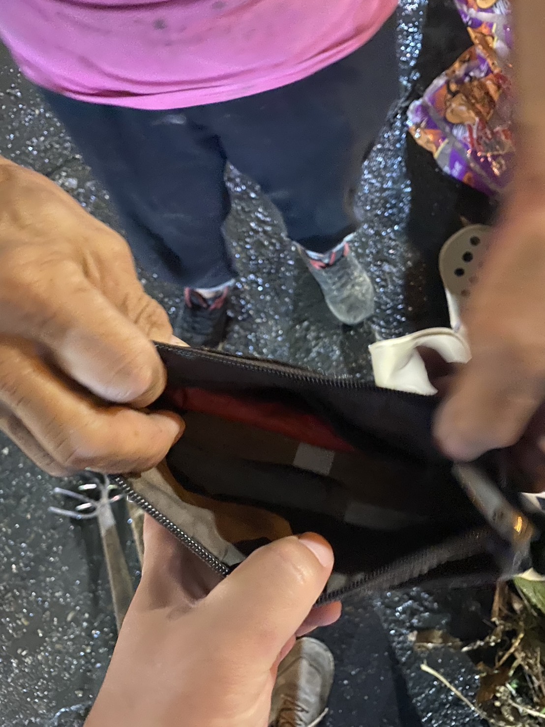錢包誤丟垃圾車!婦人急追 20萬現金幸運找回 - https://www.watchmedia01.com