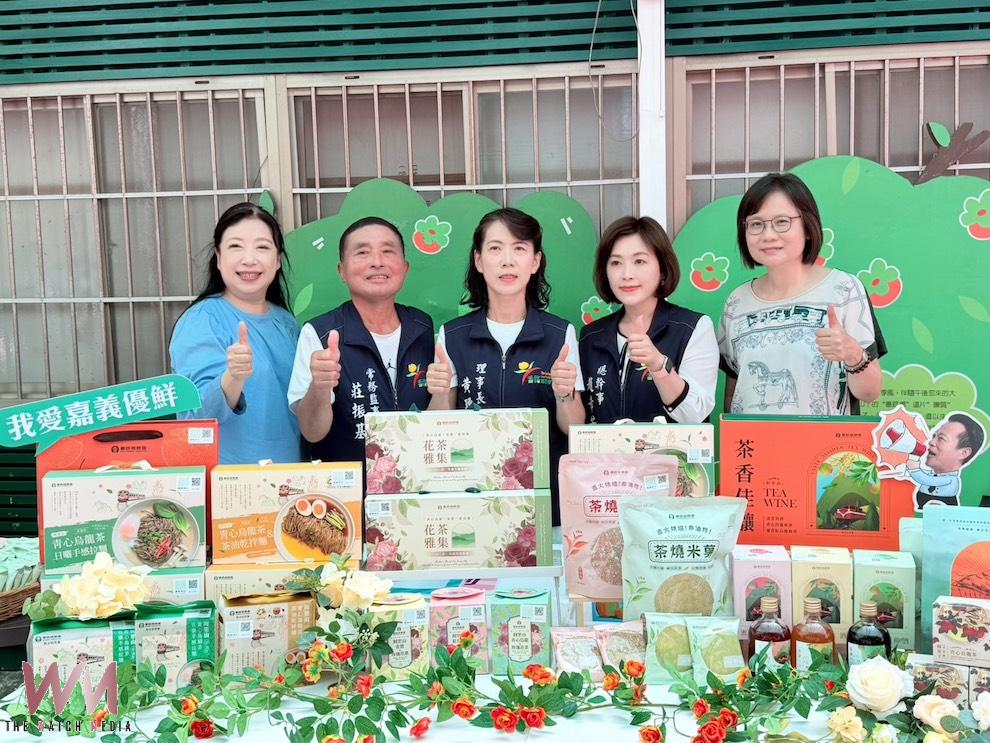 國立嘉義大學行銷與觀光管理學系專任教授蕭至惠(右起)、總幹事趙幸芳、理事長黃瓊賢、常務監事莊振基及台農發股份有限公司董事長為唐淑華等人合影。(圖/番路農會提供)
