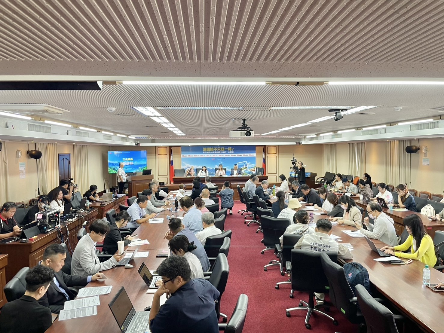 立法院召開國旅公聽會,吸引立委和業者踴躍出席。(圖/1111人力銀行提供)