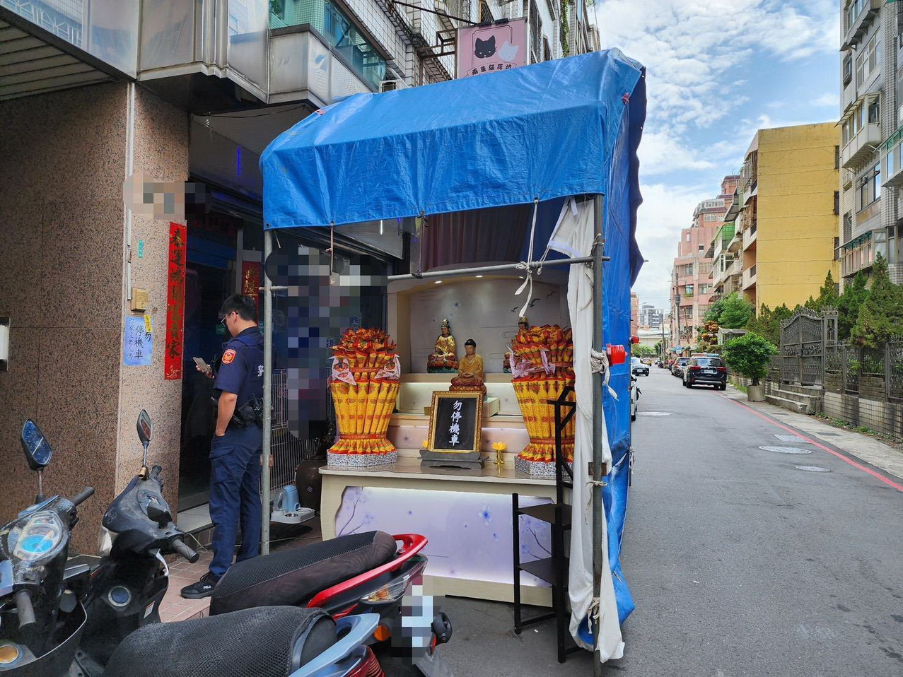 不滿停放機車 桃園男子擅自搭靈堂棚播放經文遭警取締 - https://www.watchmedia01.com