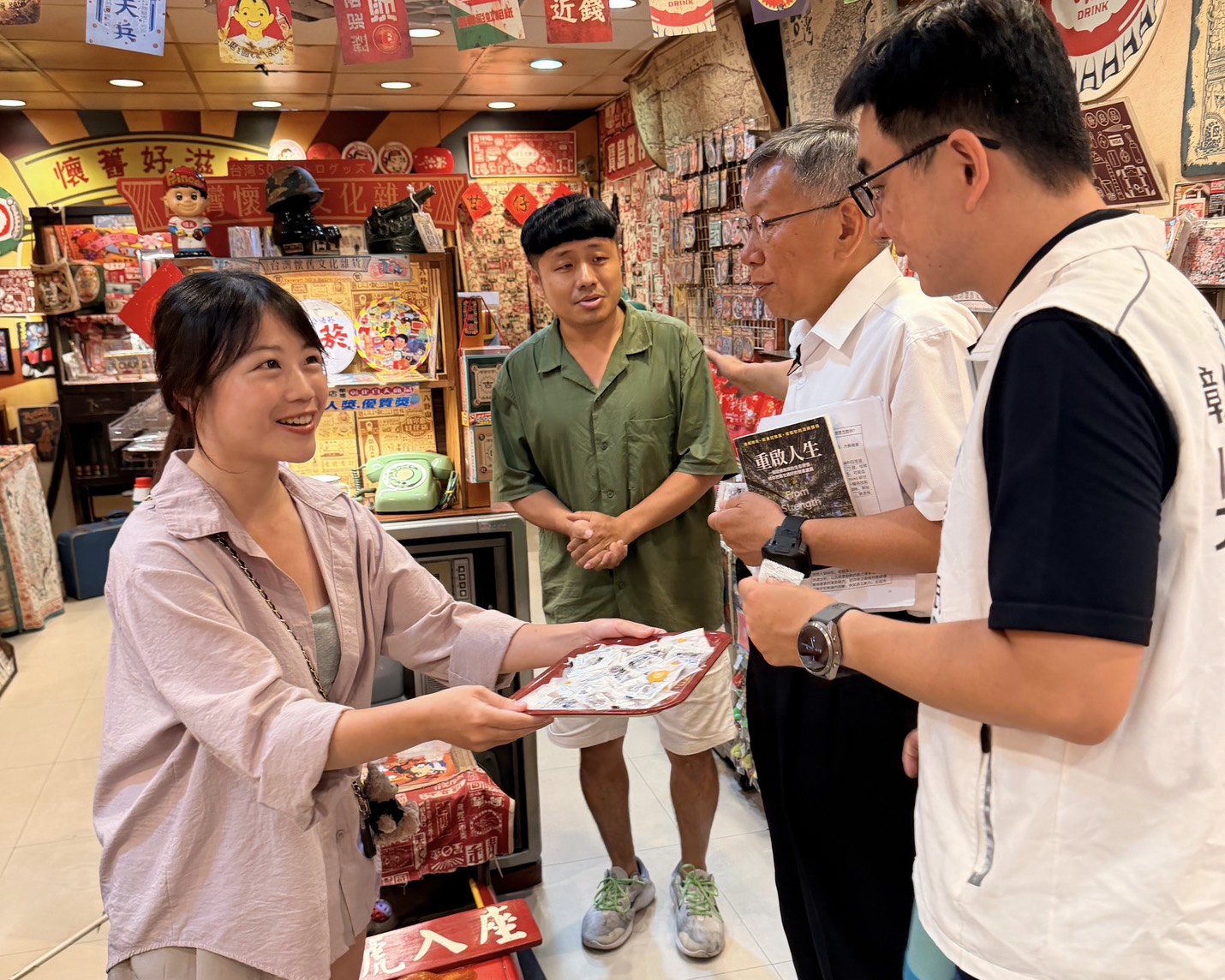 (有影片)/柯文哲陪蘇智弦走基層 柯跑遍和線伸拚第三選區 - https://www.watchmedia01.com