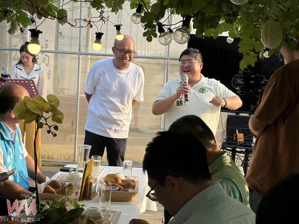種植白玉苦瓜的宏展農場,歷經一年有餘的辛苦復建、栽植有成,在農場裡的苦瓜棚下辦起感恩一午茶。(圖/記者陳惲朋攝)