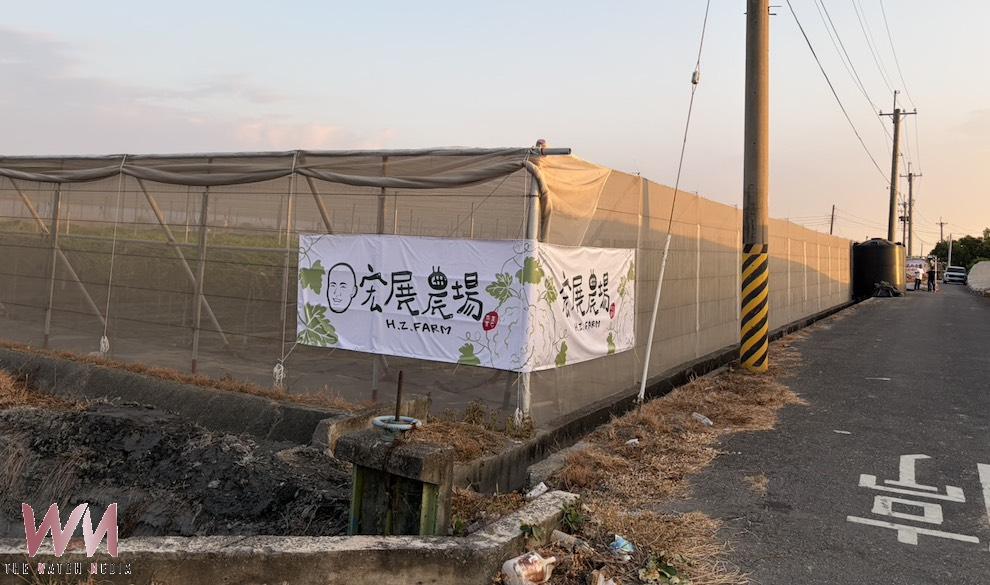 場主溫偉毅宣布,即日起,到10月10日國慶日下午5點前,到農場拍照上傳粉絲專頁,按讚數最高的,及當天現場摸出1位幸運者,都能得到澎湖3天2夜機加酒大獎。(圖/記者陳惲朋攝)