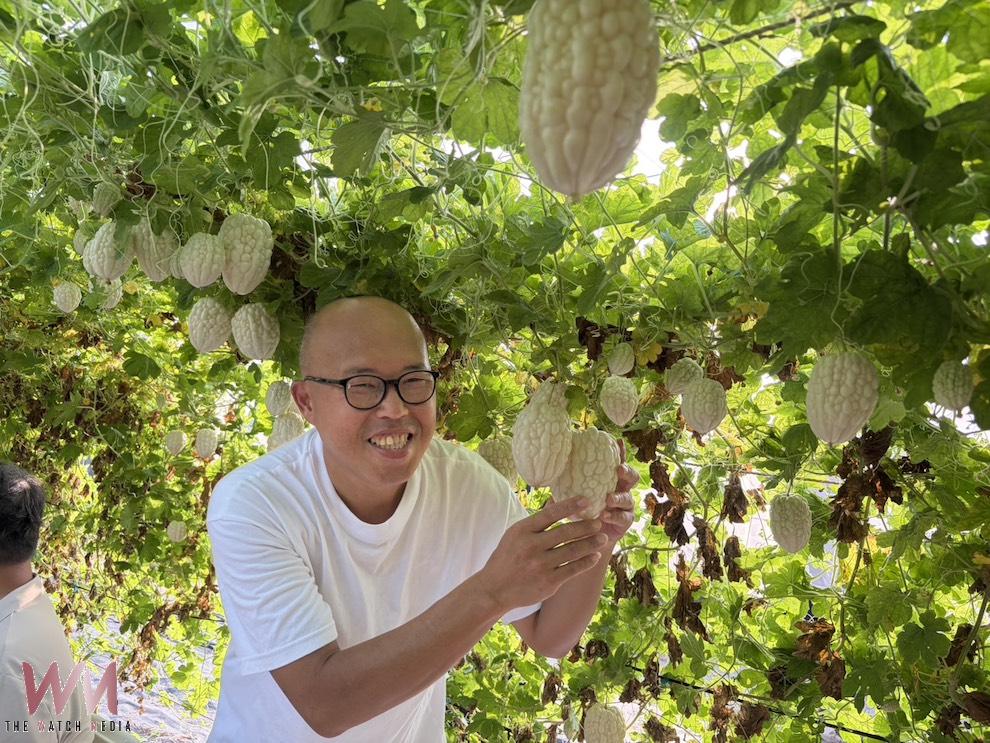 場主溫偉毅宣布,即日起,到10月10日國慶日下午5點前,到農場拍照上傳粉絲專頁,按讚數最高的,及當天現場摸出1位幸運者,都能得到澎湖3天2夜機加酒大獎。(圖/記者陳惲朋攝)