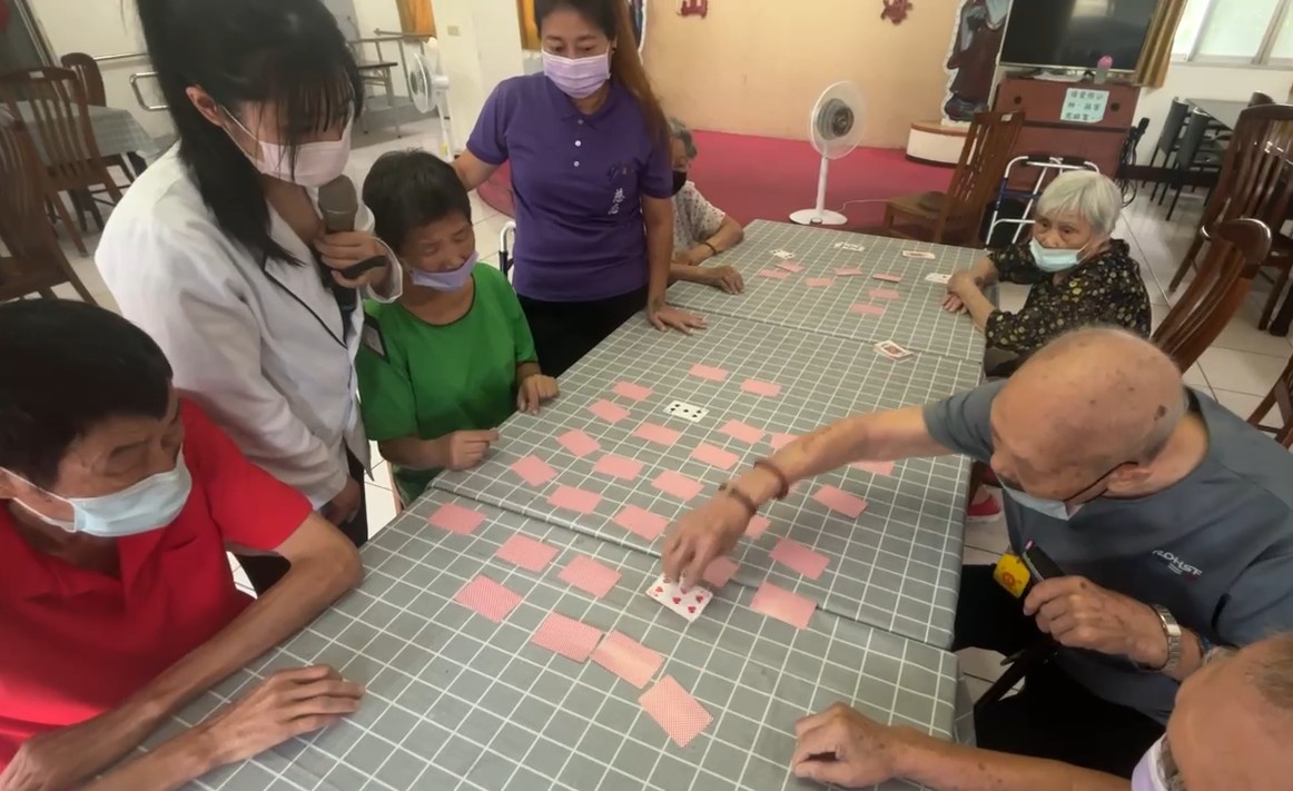 熟悉撲克牌變健腦遊戲!彰化榮家長輩「玩」出好腦力 - https://www.watchmedia01.com