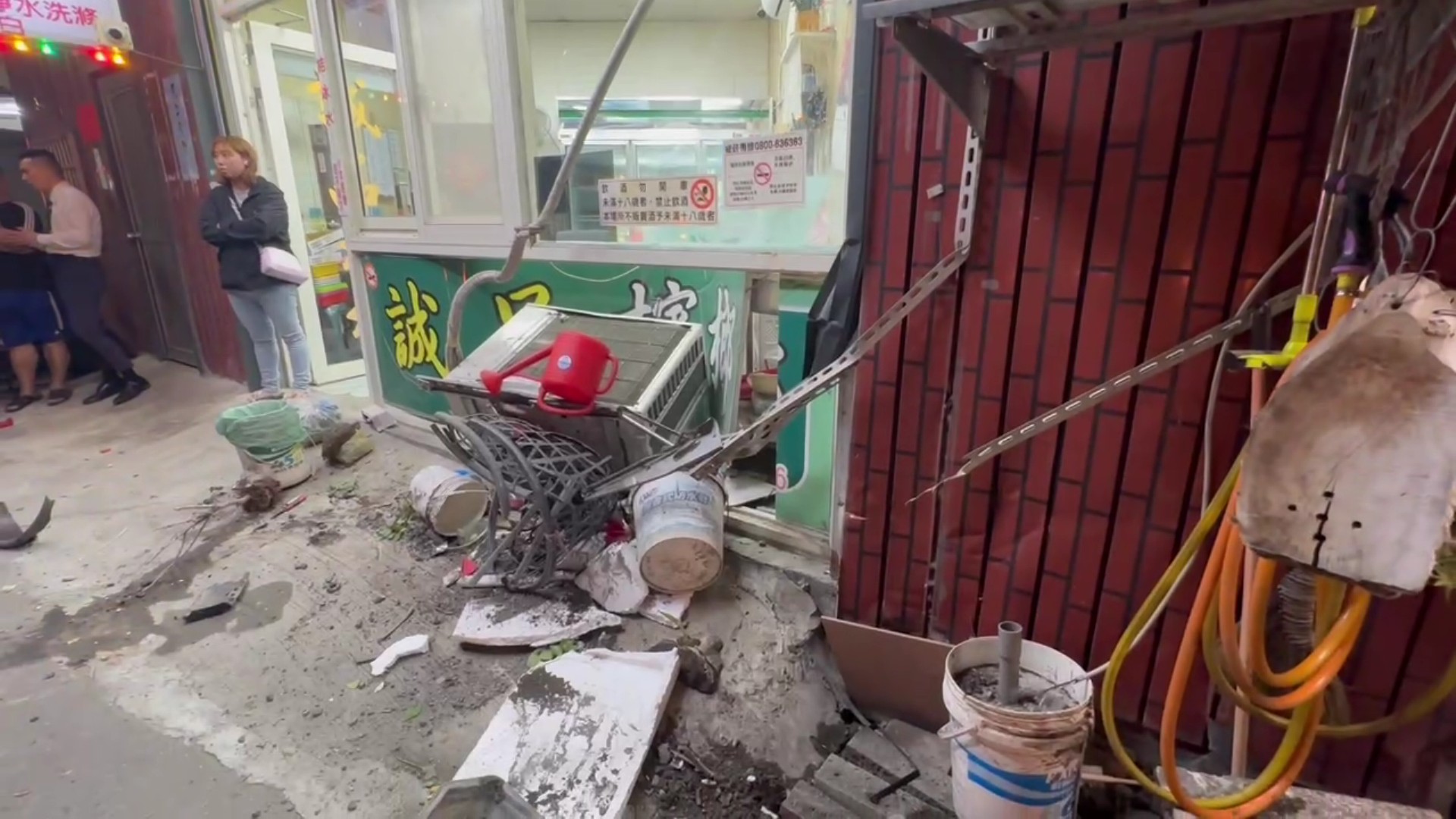 太驚險！鹿港休旅車暴衝連撞3車　女行人遭撞骨裂 - https://www.watchmedia01.com