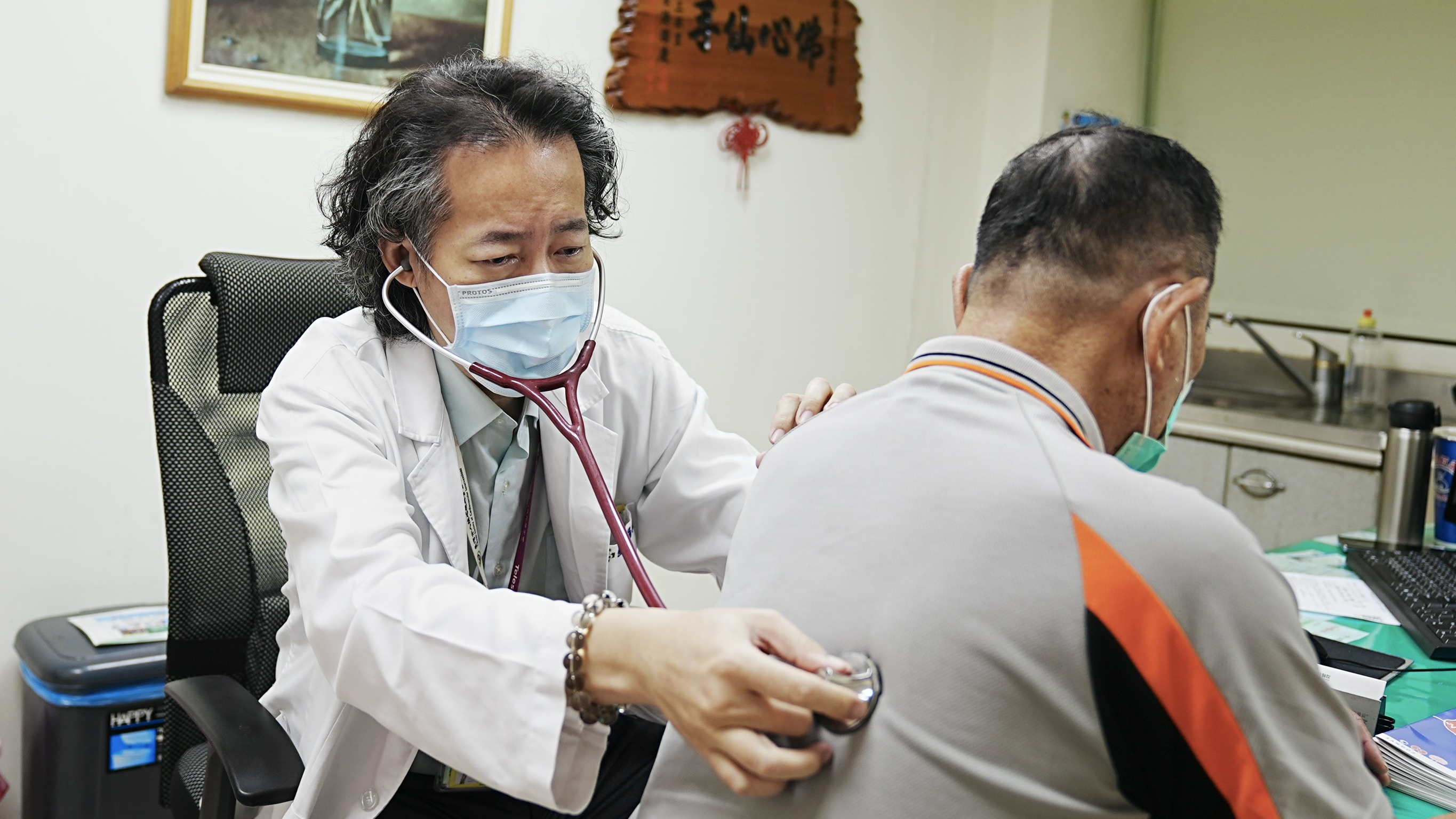 心肌梗塞偽裝腸胃炎!60歲男冒冷汗送急診救回一命 - https://www.watchmedia01.com