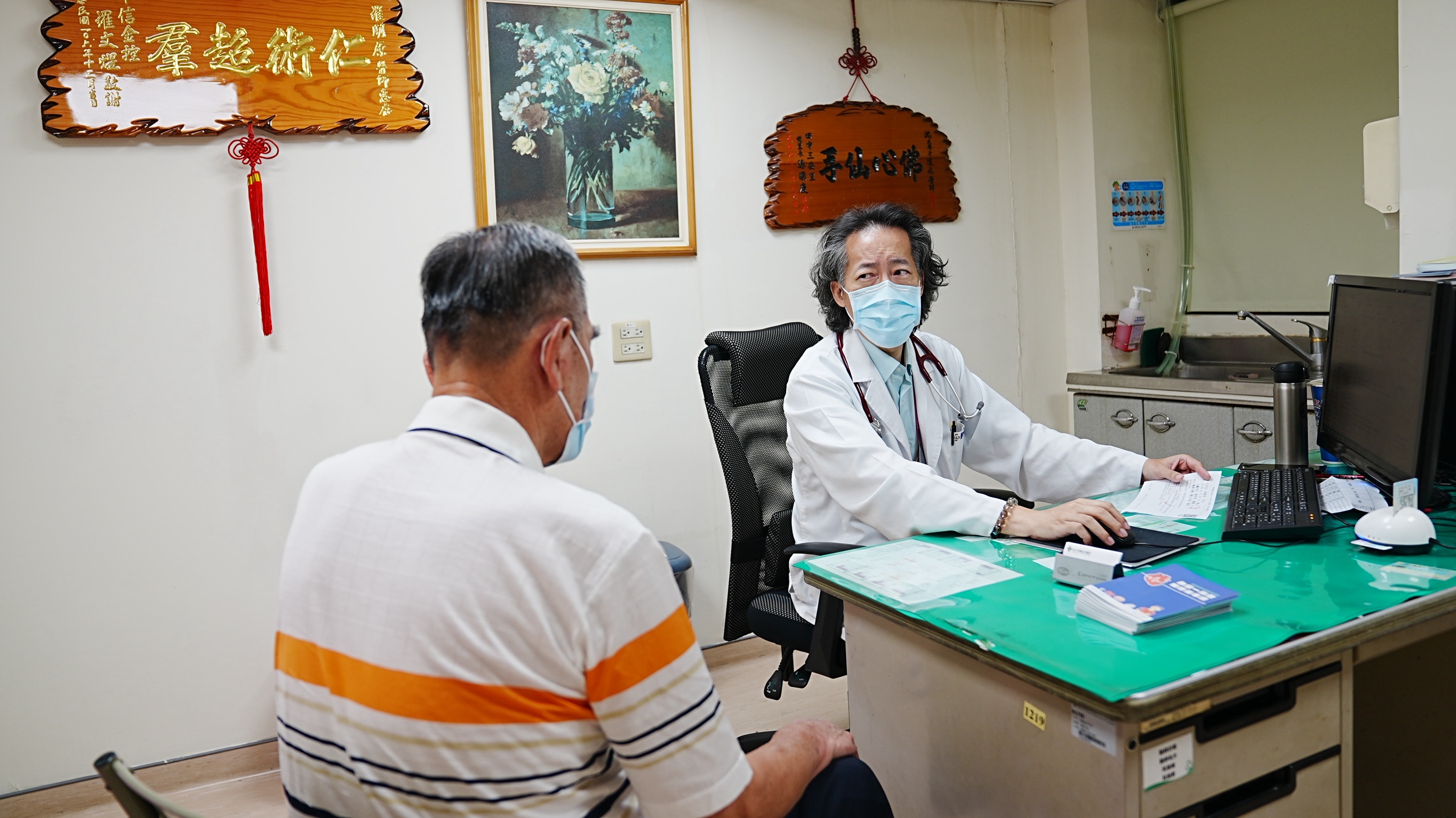 心肌梗塞偽裝腸胃炎!60歲男冒冷汗送急診救回一命 - https://www.watchmedia01.com