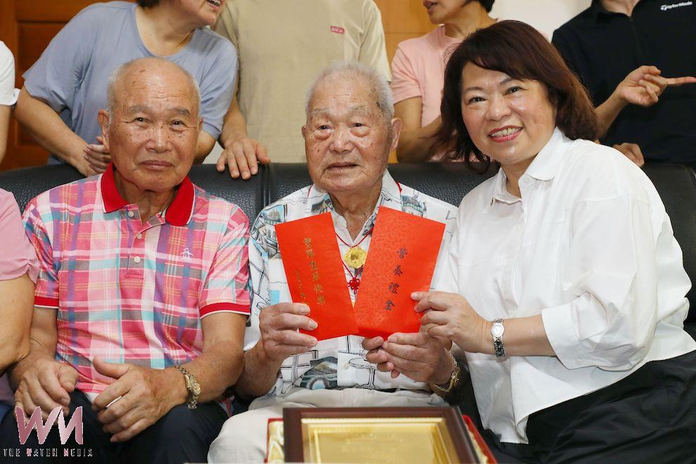 嘉義市長黃敏惠親自前往謝武元先生、何子敬先生及江平鎮先生等3位百歲人瑞家中賀壽,致贈重陽禮金及人瑞賀禮。(圖/嘉義市政府提供)