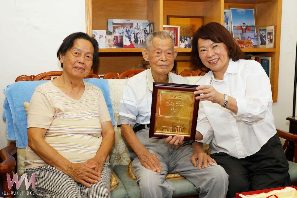 嘉義市長黃敏惠親自前往謝武元先生、何子敬先生及江平鎮先生等3位百歲人瑞家中賀壽,致贈重陽禮金及人瑞賀禮。(圖/嘉義市政府提供)