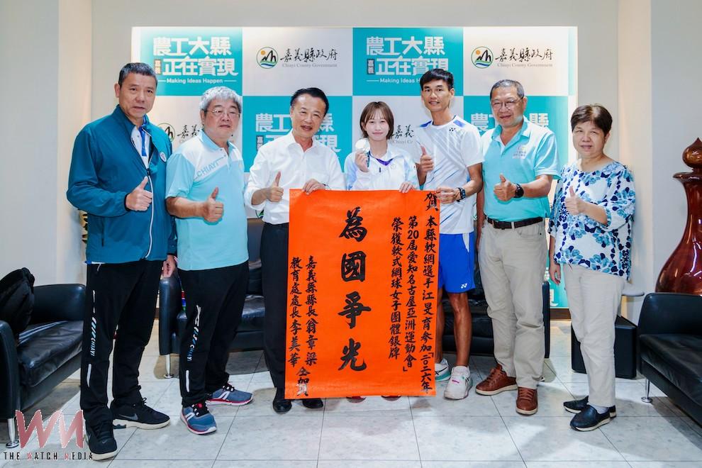 翁章梁縣長今8日在縣長室親自頒發賀榜及新台幣30萬元獎勵金支票多江旻育,表達祝賀與嘉勉。(圖/嘉義縣政府提供)