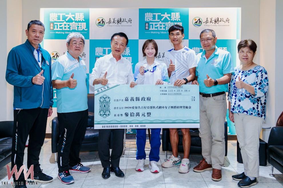 翁章梁縣長今8日在縣長室親自頒發賀榜及新台幣30萬元獎勵金支票多江旻育,表達祝賀與嘉勉。(圖/嘉義縣政府提供)