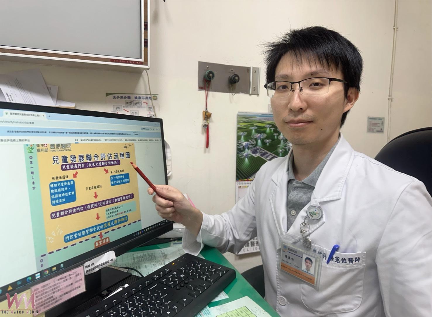 從恐龍玩具開啟互動　豐原醫院早療助發展遲緩男童逐步成長