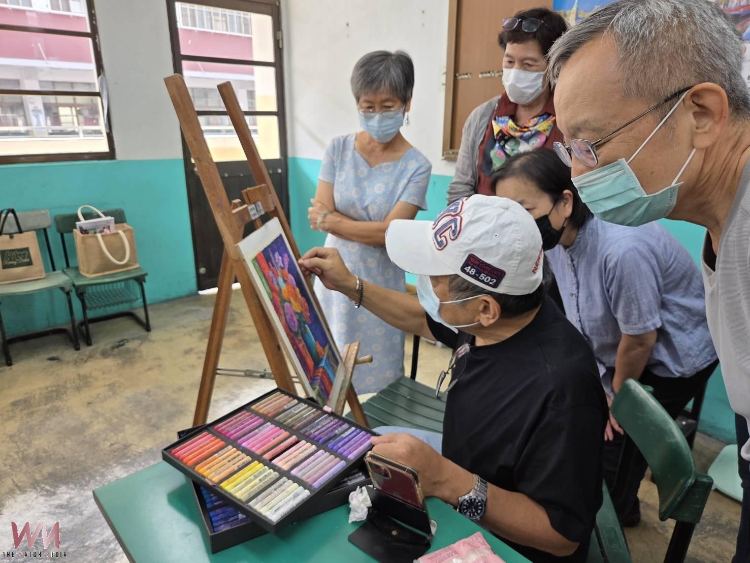 嘉市社大首部百繪集問世 羅喆仁師生創作展現終身學習成果 - https://www.watchmedia01.com