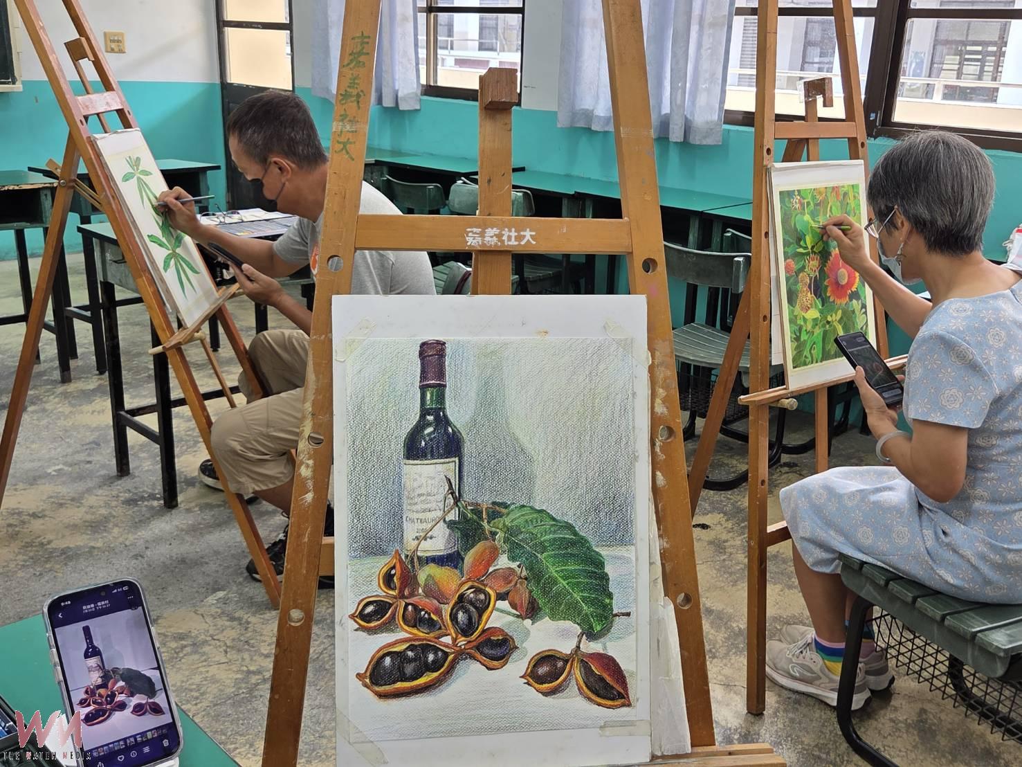 嘉市社大首部百繪集問世 羅喆仁師生創作展現終身學習成果 - https://www.watchmedia01.com