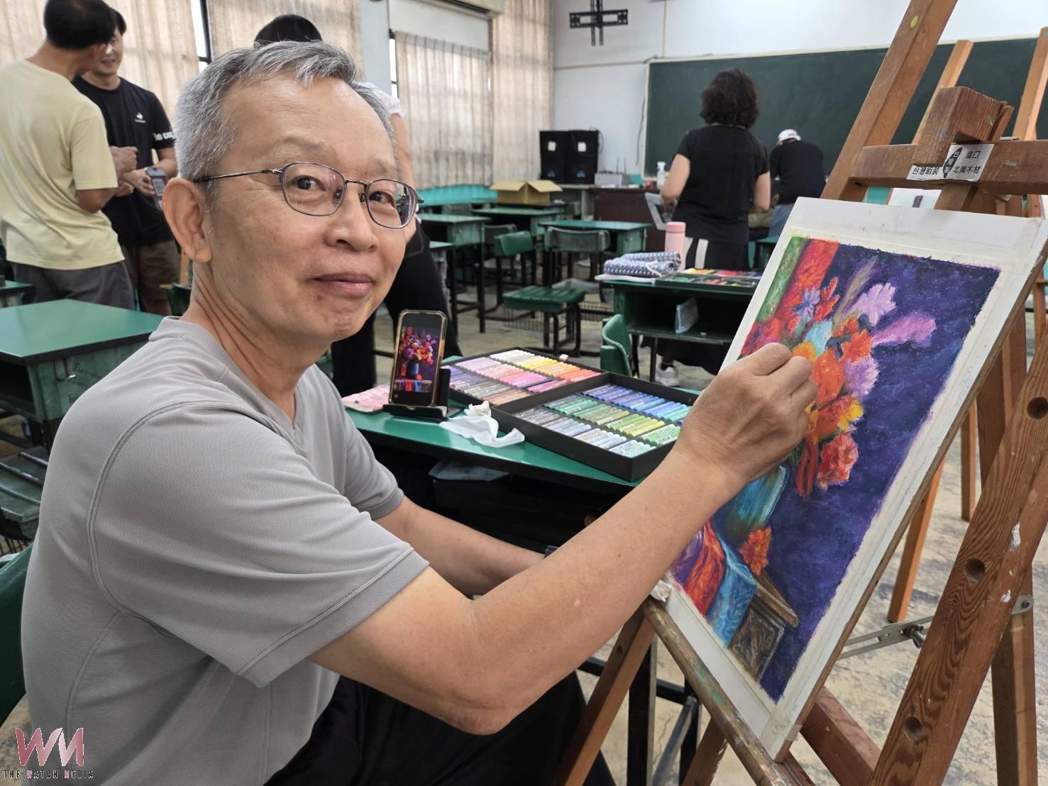 嘉市社大首部百繪集問世 羅喆仁師生創作展現終身學習成果 - https://www.watchmedia01.com