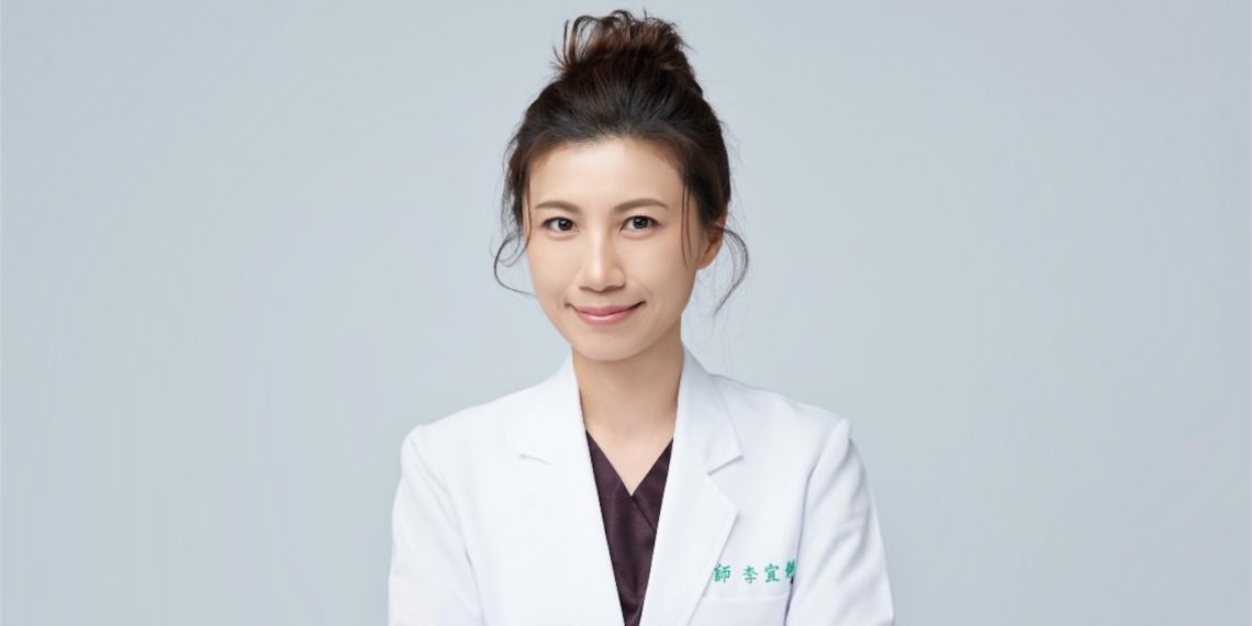 雲玖中醫診所院長李宜靜醫師，長期從臉部老化切入，探索身體狀態、修復條件與自然保養之間的關係。（圖：原生顏提供）