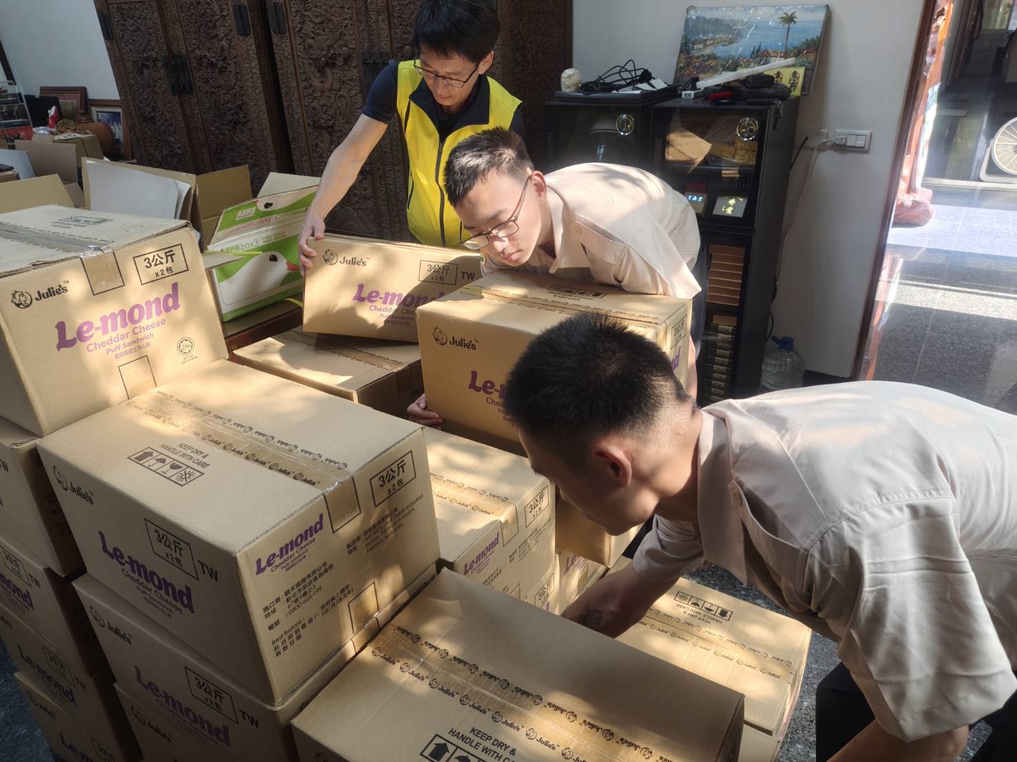 張金鑾文化藝術基金會捐物資　關懷中彰榮家長輩