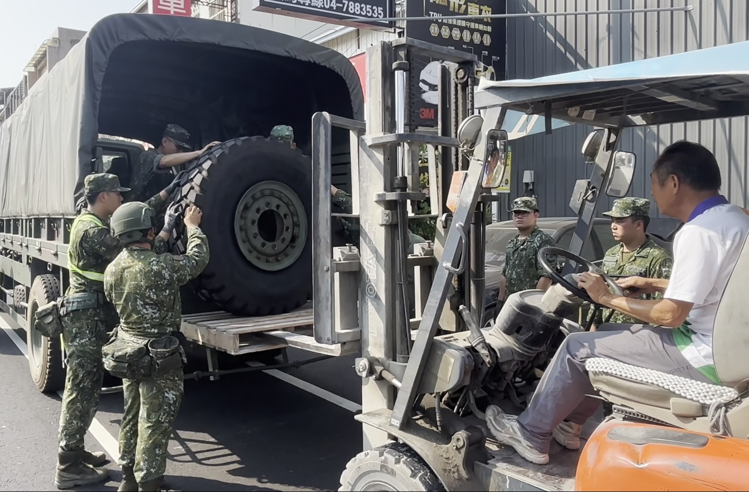 軍車拖榴彈砲突爆胎 彰化店家神救援化解交通阻塞 - https://www.watchmedia01.com