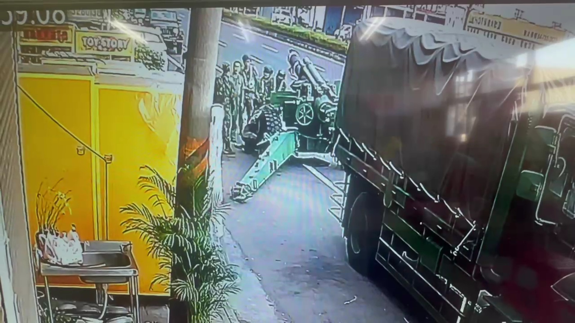軍車拖榴彈砲突爆胎 彰化店家神救援化解交通阻塞 - https://www.watchmedia01.com
