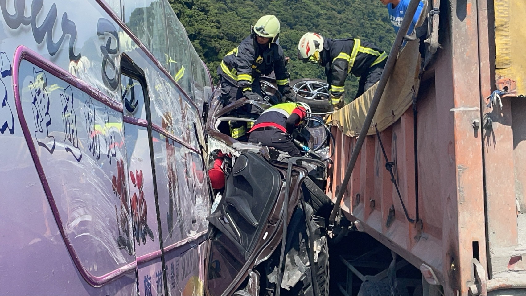 五車撞一起 兩大夾一小一人受困 - https://www.watchmedia01.com