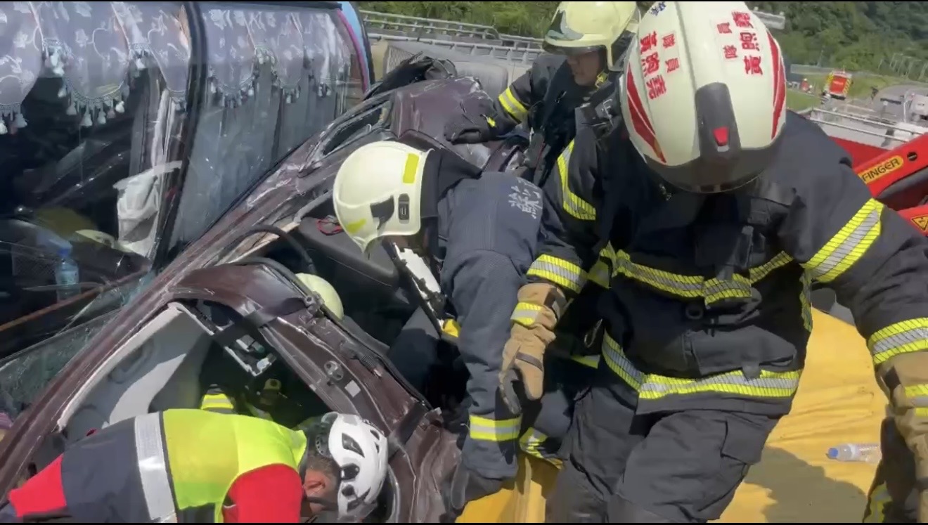 五車撞一起 兩大夾一小一人受困 - https://www.watchmedia01.com