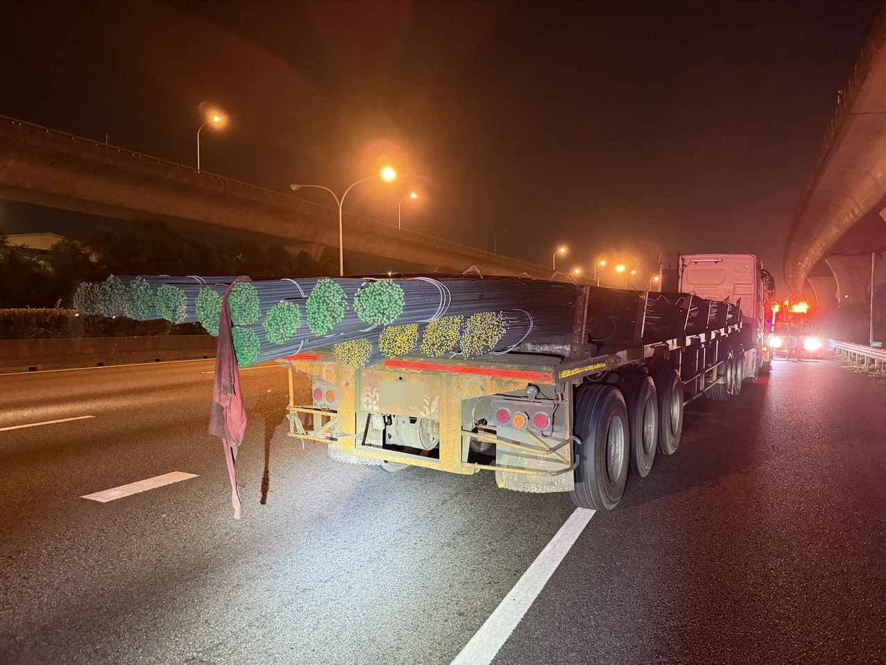 國1聯結車拋錨 超長鋼條胎紋不足遭警方開罰並拖離 - https://www.watchmedia01.com
